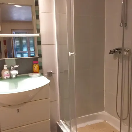 1 Piece A Deux Pas De La Et A 10min Du Centre Et La Gare 15 Minutes De L'aeroport Apartmán